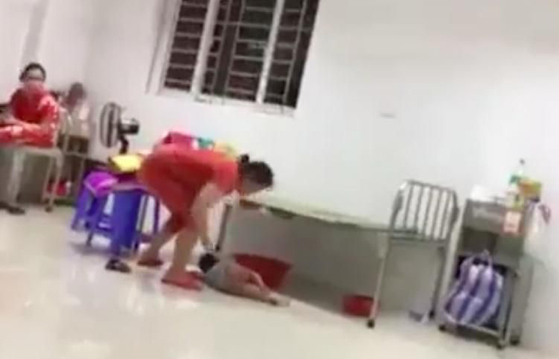 Quảng Nam: Công an vào cuộc xác minh clip người mẹ đánh con tới tấp ở bệnh viện - Ảnh 1
