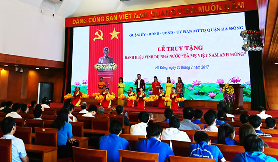 Hà Đông tổ chức truy tặng danh hiệu vinh dự Nhà nước “Bà mẹ Việt Nam anh hùng” - Ảnh 1