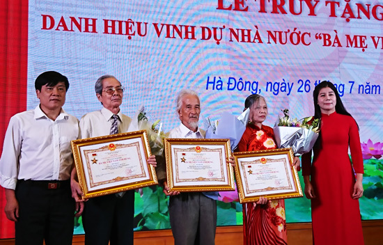 Hà Đông tổ chức truy tặng danh hiệu vinh dự Nhà nước “Bà mẹ Việt Nam anh hùng” - Ảnh 2