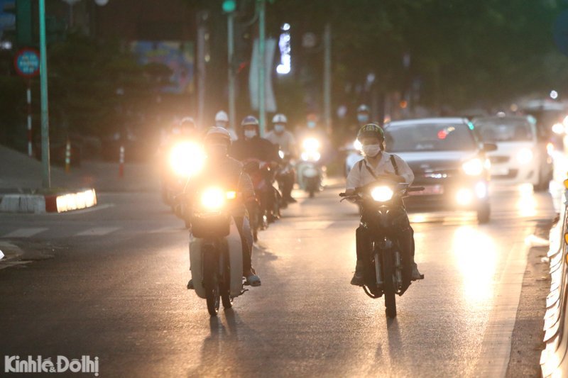 [Ảnh] Nội thành Hà Nội bất ngờ mưa lớn, ô tô rẽ sóng trên phố - Ảnh 6
