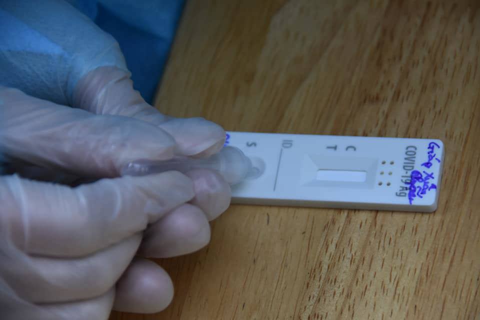 TP Hồ Chí Minh: Nhân viên y tế gõ từng nhà dân lấy mẫu xét nghiệm Covid-19 - Ảnh 7