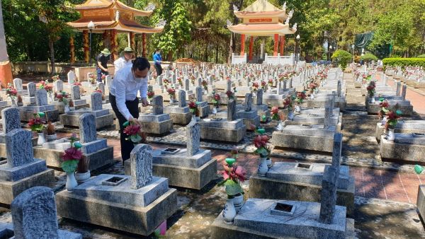 Đoàn đại biểu TP Hà Nội thăm viếng nghĩa trang liệt sĩ ở Quảng Trị, Hà Giang, Điện Biên - Ảnh 3
