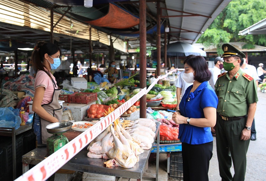 Phó Bí thư Thường trực Thành ủy Nguyễn Thị Tuyến: Thanh Trì cần “khóa chặt” nguồn lây, không để dịch bệnh lây lan trong cộng đồng - Ảnh 4