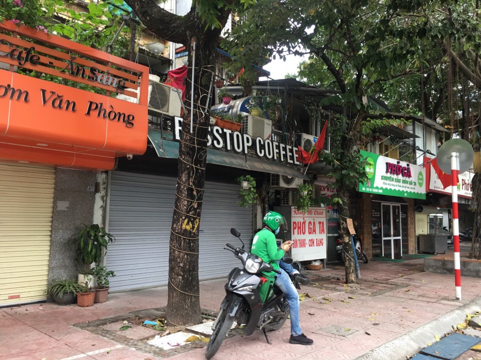 Chùm ảnh: Hàng quán kinh doanh ăn uống trên địa bàn quận Ba Đình chủ động phòng, chống dịch Covid-19 - Ảnh 4