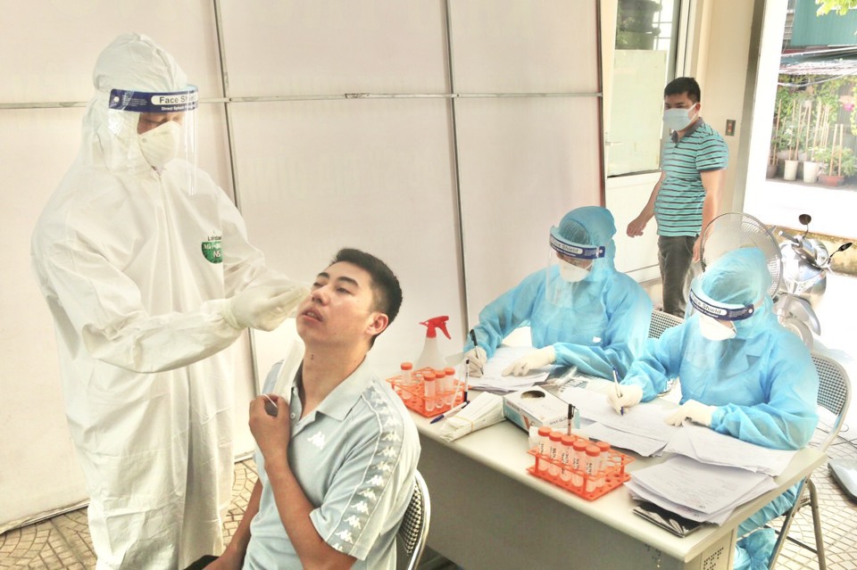 Chùm ảnh: Quận Thanh Xuân xét nghiệm Covid-19 cho người làm dịch vụ bảo vệ, tiểu thương tại các chợ - Ảnh 8