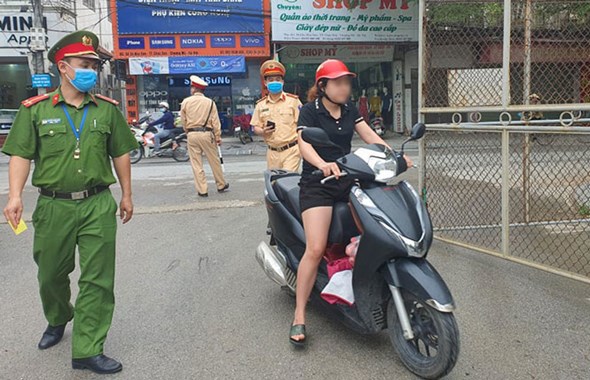 Hà Nội: Phạt gần 10 tỷ đồng những người không đeo khẩu trang nơi công cộng - Ảnh 1