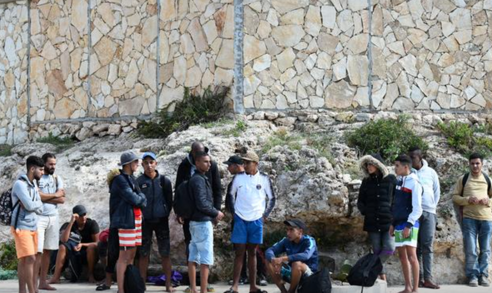 Hơn 1.400 người di cư cập bến Lampedusa của Italia - Ảnh 1