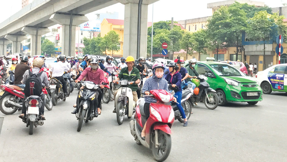 Nên tạm đóng điểm mở gây ùn tắc trên đường Trần Phú - Ảnh 1