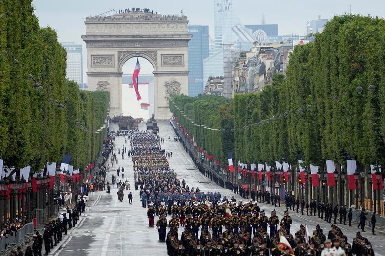 Màn diễu binh đậm sắc màu chống Covid-19 kỷ niệm Quốc khánh Pháp - Ảnh 1