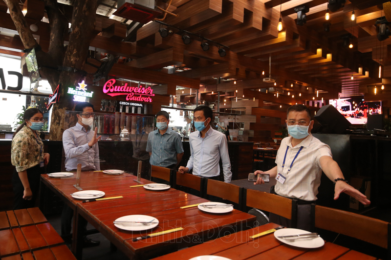 Hà Nội: Yêu cầu nhà hàng không sử dụng nhân viên từ vùng dịch - Ảnh 1