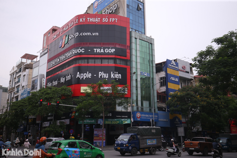 Hà Nội: Biển quảng cáo quá khổ của các thương hiệu FPT Shop, thời trang Nem... phủ đầy các con phố - Ảnh 6