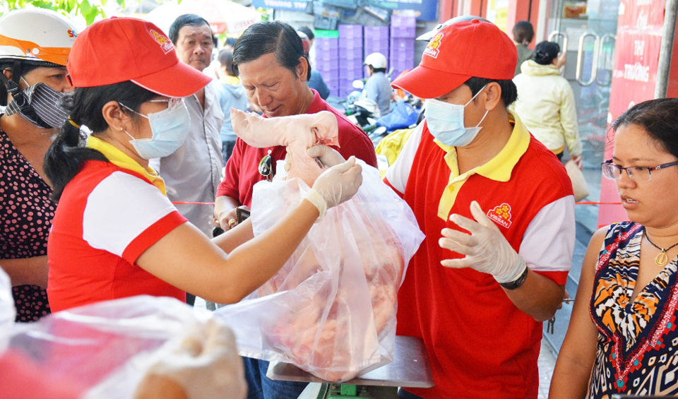 TP Hồ Chí Minh: Người dân đổ xô mua thịt lợn 25.500 đồng/kg - Ảnh 1