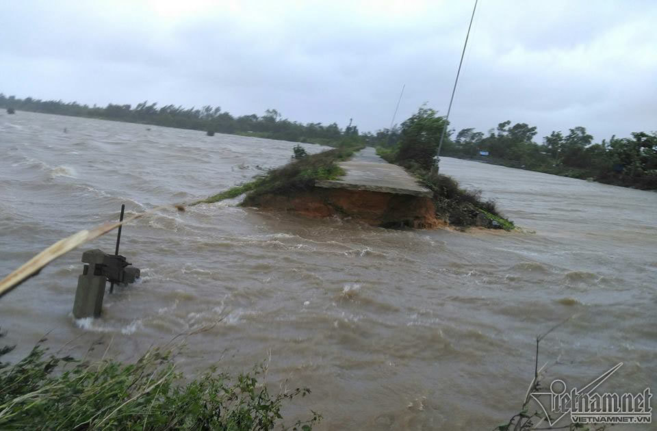 Toàn cảnh bão số 10 tàn phá miền Trung, Hà Tĩnh - Quảng Bình thiệt hại nặng nề - Ảnh 23