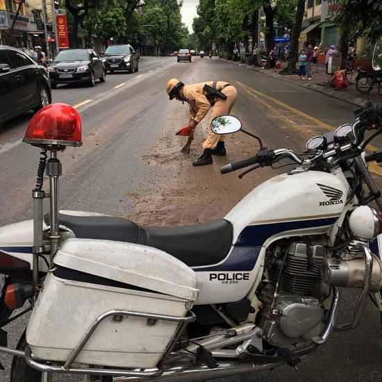Hà Nội: Cảnh sát giao thông thu dọn lượng bùn đất lớn rơi vãi trên phố - Ảnh 2