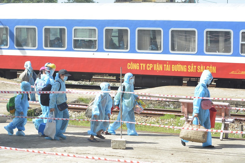 Hình ảnh đón đoàn tàu đặc biệt đưa gần 400 người dân Quảng Trị từ vùng dịch về quê - Ảnh 9