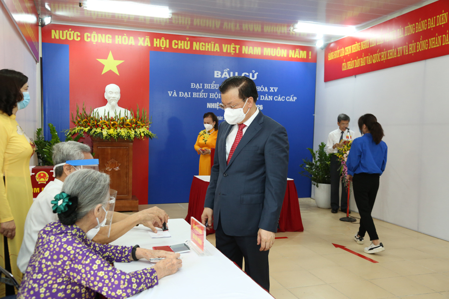 Ủy viên Bộ Chính trị, Bí thư Thành uỷ Đinh Tiến Dũng bỏ phiếu bầu cử tại khu vực bỏ phiếu số 17 (phường Định Công, quận Hoàng Mai) - Ảnh 4
