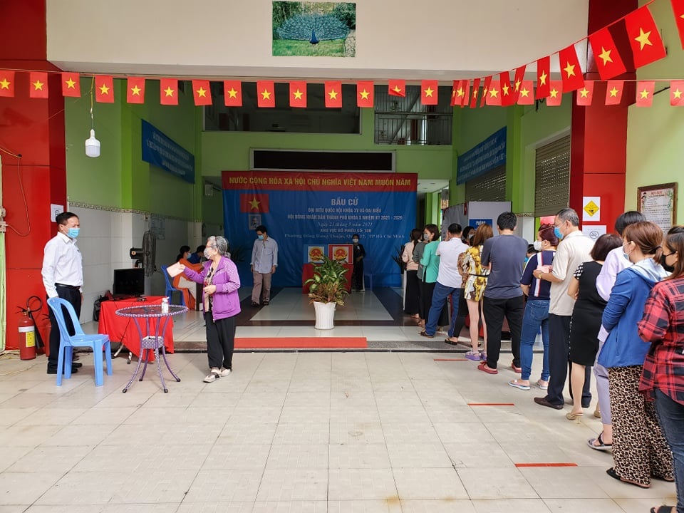 TP Hồ Chí Minh: Cử tri hào hứng đi bầu cử và chấp hành nghiêm việc phòng chống dịch Covid-19 - Ảnh 2