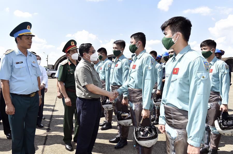 Thủ tướng Phạm Minh Chính thăm và làm việc tại Trung đoàn Không quân 935 - Ảnh 1