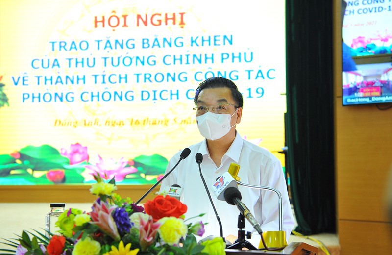 Chủ tịch UBND TP Hà Nội Chu Ngọc Anh trao Bằng khen của Thủ tướng cho các tập thể, cá nhân huyện Đông Anh có thành tích trong phòng, chống dịch Covid-19 - Ảnh 2