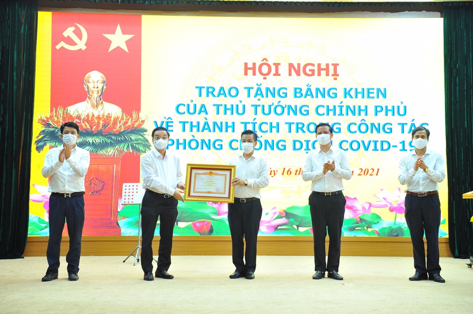 Chủ tịch UBND TP Hà Nội Chu Ngọc Anh trao Bằng khen của Thủ tướng cho các tập thể, cá nhân huyện Đông Anh có thành tích trong phòng, chống dịch Covid-19 - Ảnh 3