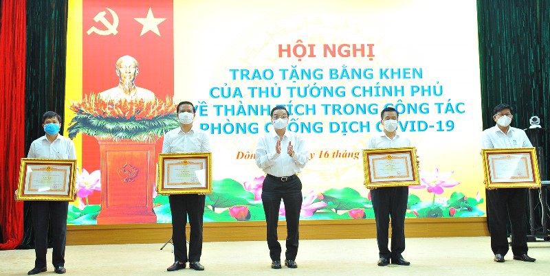 Chủ tịch UBND TP Hà Nội Chu Ngọc Anh trao Bằng khen của Thủ tướng cho các tập thể, cá nhân huyện Đông Anh có thành tích trong phòng, chống dịch Covid-19 - Ảnh 4
