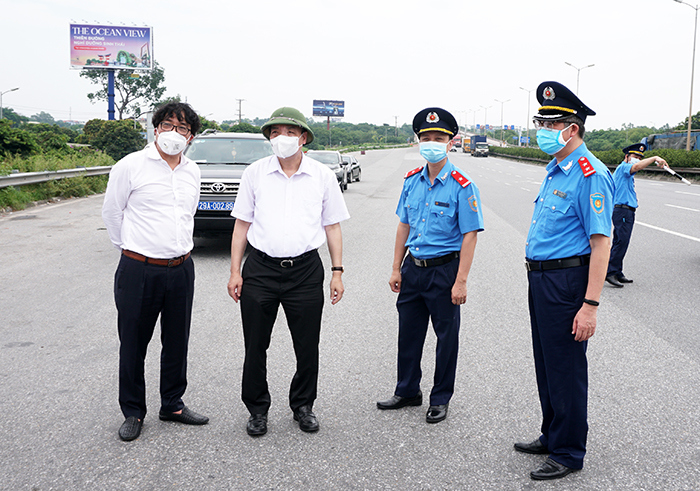 Chủ tịch UBND TP Hà Nội thị sát đường Vành đai 3, chỉ đạo phương án thông xe "luồng xanh" nhanh nhất - Ảnh 2