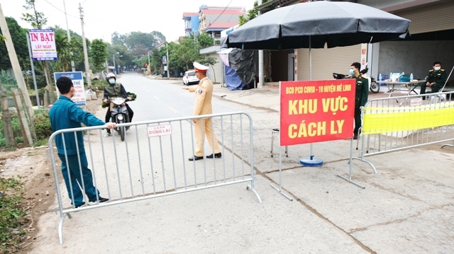 Hà Nội xử phạt hơn 1.200 trường hợp vi phạm trong ngày thứ 13 giãn cách xã hội - Ảnh 1