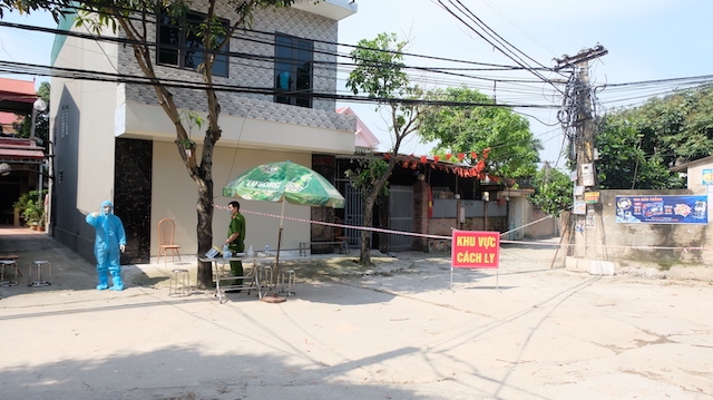 Hà Nội: Phong toả xóm nhỏ có 2 mẹ con dương tính lần 1 với SARS-CoV-2 tại huyện Sóc Sơn - Ảnh 1