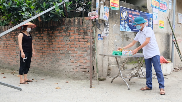 Tổ tiếp tế lương thực, thực phẩm tại khu cách ly Covid-19: “Khi cần, hãy gọi cho chúng tôi” - Ảnh 1