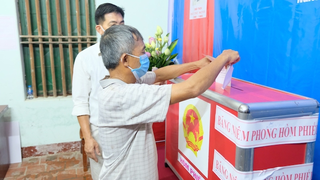 Tỷ lệ cử tri huyện Sóc Sơn, Mê Linh đi bầu thêm, bầu lại đại biểu HĐND cấp xã lần lượt đạt 93,66% và 98,81% - Ảnh 1