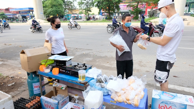 Ấm lòng bữa sáng miễn phí tặng người lao động khó khăn tại Hà Nội - Ảnh 2