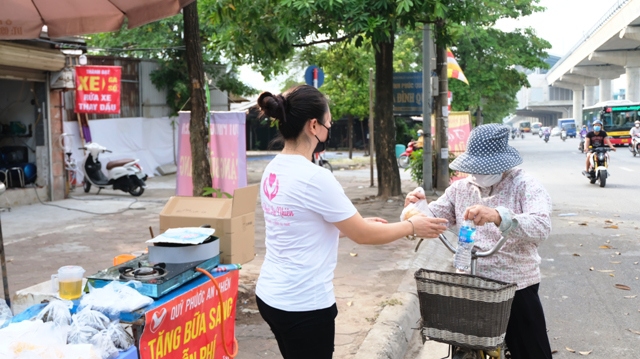 Ấm lòng bữa sáng miễn phí tặng người lao động khó khăn tại Hà Nội - Ảnh 4
