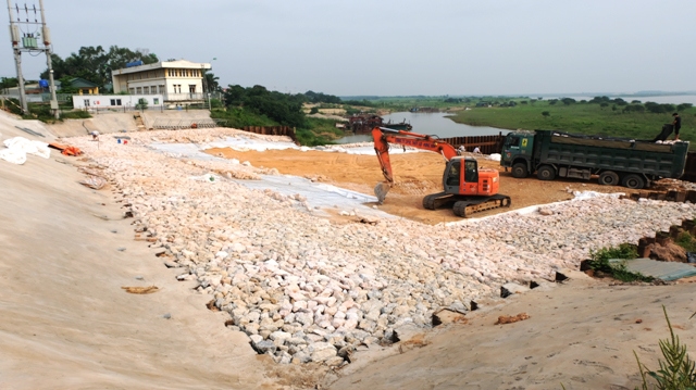 Hà Nội: Doanh nghiệp tiếp tục lỡ hẹn khắc phục sự cố nứt đê sông Hồng - Ảnh 1