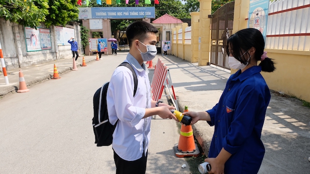 Huyện Sóc Sơn: Tình nguyện viên tích cực hỗ trợ thí sinh - Ảnh 2