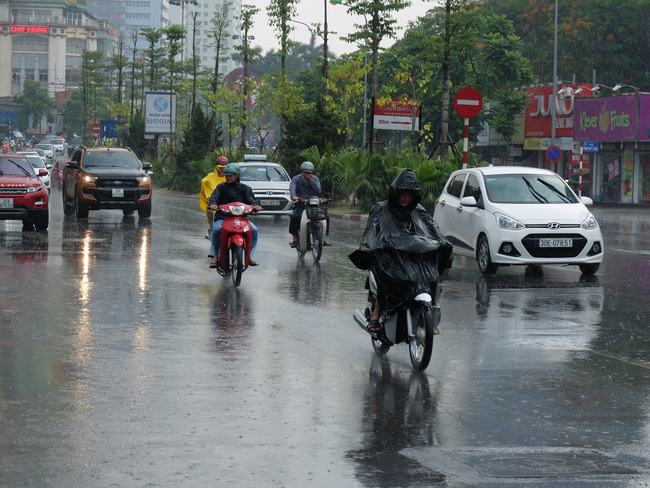 Hà Nội mát mẻ tuy nhiên vẫn có khả năng mưa diện rộng bất chợt - Ảnh 1