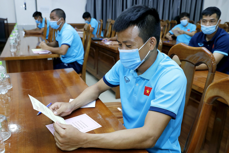 Các thành viên đội tuyển Việt Nam tham gia bầu cử trước ngày tranh vé dự World Cup 2022 - Ảnh 2