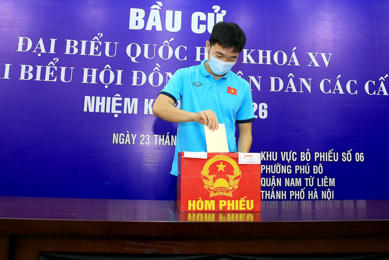 Các thành viên đội tuyển Việt Nam tham gia bầu cử trước ngày tranh vé dự World Cup 2022 - Ảnh 4