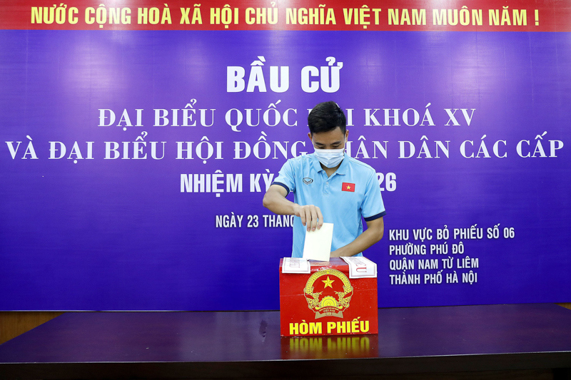 Các thành viên đội tuyển Việt Nam tham gia bầu cử trước ngày tranh vé dự World Cup 2022 - Ảnh 5