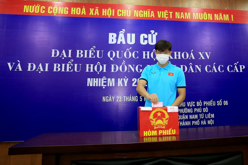Các thành viên đội tuyển Việt Nam tham gia bầu cử trước ngày tranh vé dự World Cup 2022 - Ảnh 6