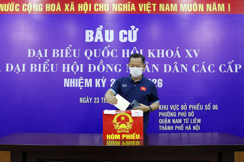 Các thành viên đội tuyển Việt Nam tham gia bầu cử trước ngày tranh vé dự World Cup 2022 - Ảnh 7