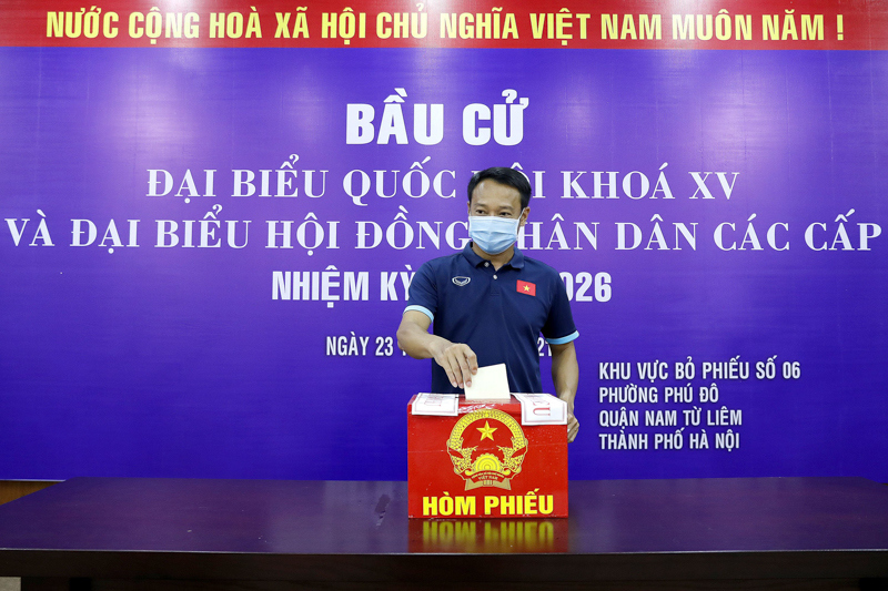 Các thành viên đội tuyển Việt Nam tham gia bầu cử trước ngày tranh vé dự World Cup 2022 - Ảnh 8