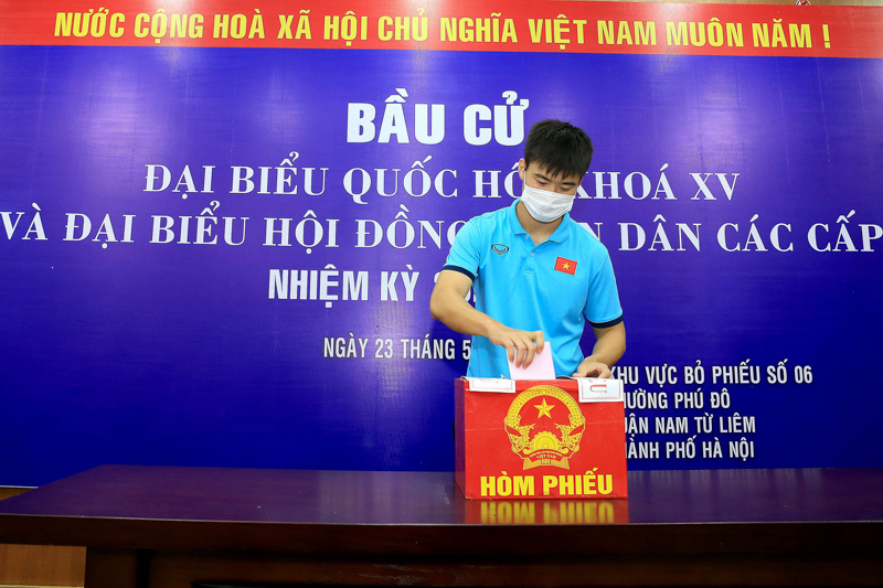 Các thành viên đội tuyển Việt Nam tham gia bầu cử trước ngày tranh vé dự World Cup 2022 - Ảnh 1