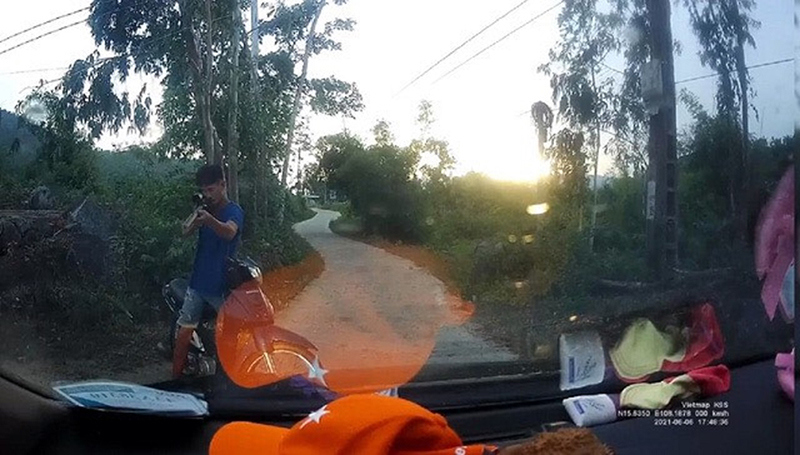 Quảng Nam: Công an vào cuộc xác minh clip người đàn ông chĩa súng vào tài xế ô tô - Ảnh 1
