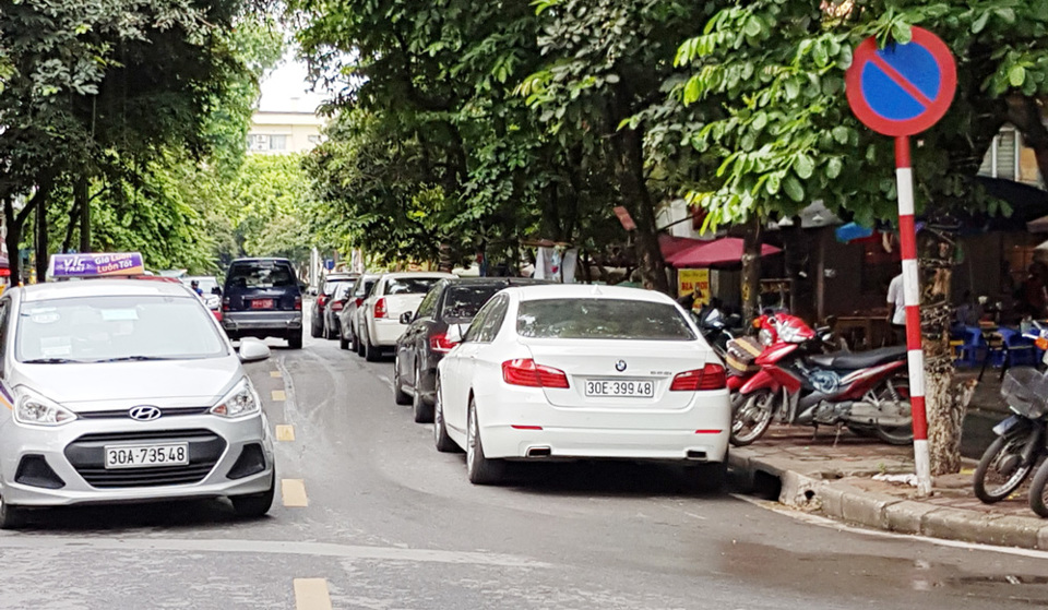 Lòng đường phố Trần Huy Liệu bị ô tô... chiếm dụng - Ảnh 1
