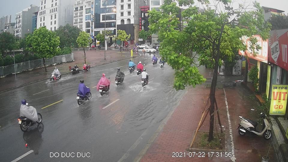 [Ảnh] Nội thành Hà Nội bất ngờ mưa lớn, ô tô rẽ sóng trên phố - Ảnh 16