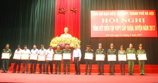 Hà Nội tổng kết diễn tập khu vực phòng thủ cấp quận, huyện năm 2017 - Ảnh 3
