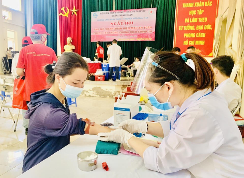 Chùm ảnh: Phụ nữ quận Thanh Xuân hiến máu an toàn giữa mùa dịch - Ảnh 2