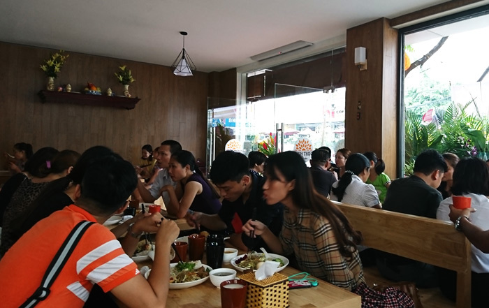Mùa Vu Lan, nhộn nhịp trong quán ăn chay ở Hà Nội - Ảnh 4