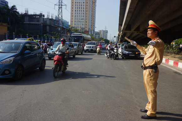 Cảnh sát giao thông căng mình giữa nắng nóng - Ảnh 5