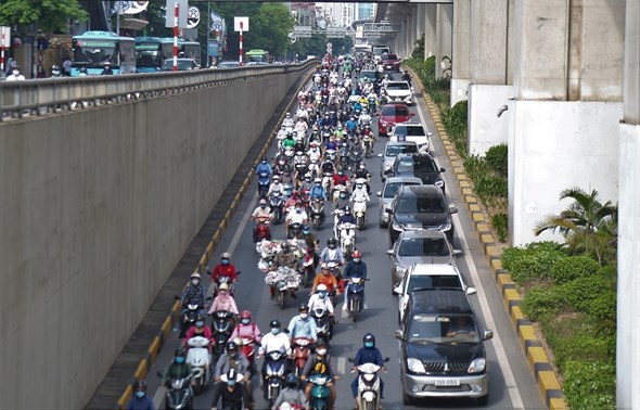 Hà Nội: Lượng phương tiện giao thông tăng mạnh ngay từ sáng sớm - Ảnh 8